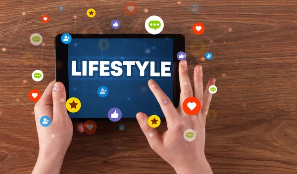 Крупный План Сенсорного Экрана Надписью Lifestyle Концепция Социальных Сетей — стоковое фото