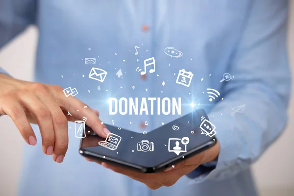 Üzletember Kezében Egy Összecsukható Okostelefon Donation Felirat Szociális Média Koncepció — Stock Fotó