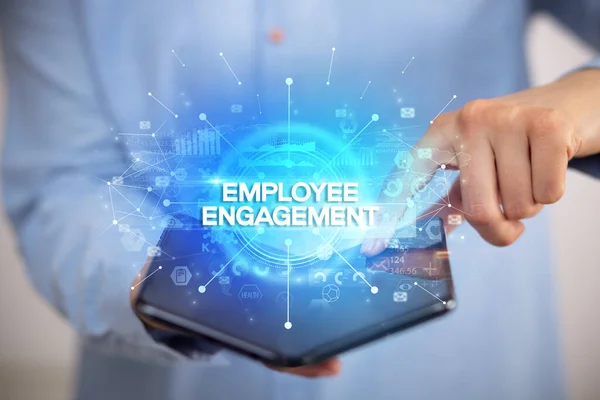 Employee Engagement 새로운 비즈니스 개념을 수있는 스마트폰 사업가 — 스톡 사진