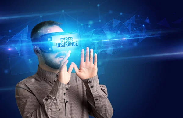 Biznesmen Patrzący Przez Okulary Wirtualnej Rzeczywistości Napisem Cyber Insurance Koncepcja — Zdjęcie stockowe