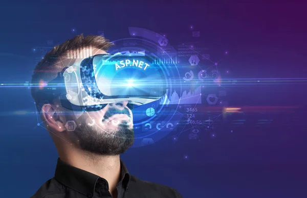 Podnikatel Prohlíží Brýle Virtual Reality Nápisem Asp Net Inovativní Koncept — Stock fotografie
