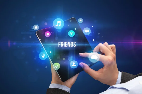 Zakenman Met Een Opvouwbare Smartphone Met Vrienden Inscriptie Social Media — Stockfoto