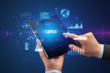 Capex yazıtlı, katlanabilir bir akıllı telefonu olan bir iş adamı, başarılı bir iş konsepti