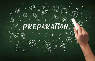 Tahtaya beyaz tebeşirle el çizimi hazırlama, eğitim kavramı