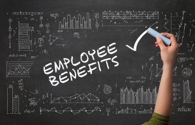 El çizimi EMPLOYEE BENEFITS yazı tahtada beyaz tebeşir, yeni iş konsepti