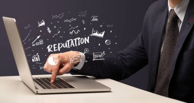 İşadamı dizüstü bilgisayarında itibarı ve modern iş konseptiyle çalışıyor.