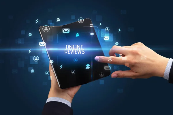 Online Reviews Yazısını Sosyal Kavramını Içeren Katlanabilir Bir Akıllı Telefon — Stok fotoğraf