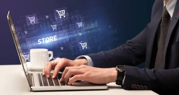 Üzletember Dolgozik Laptop Store Felirat Online Vásárlási Koncepció — Stock Fotó