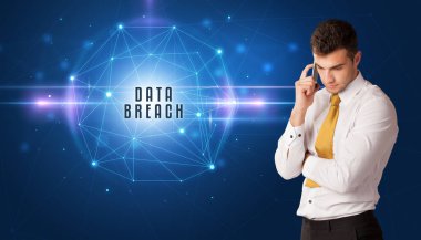 DATA BREACH yazıtları ile güvenlik çözümleri hakkında düşünen işadamı