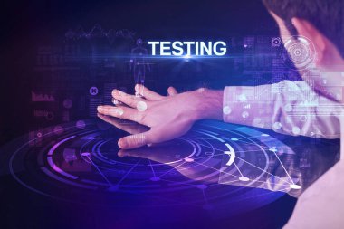 İşadamı TESTING yazıtları ve modern teknoloji konseptiyle büyük ekrana dokunuyor