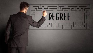 DEGREE yazısıyla labirent çizen işadamı, iş eğitimi kavramı