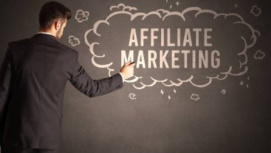 İş adamı, modern iş konseptinin içerisindeki yazıtlarla bir bulut çiziyor.