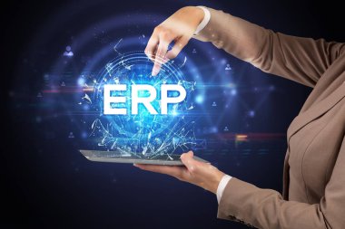 ERP kısaltmalı bir dokunmatik ekran, modern teknoloji kavramı