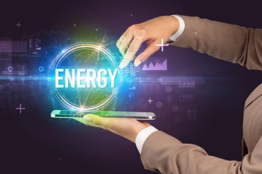 ENERGY yazıtlı bir dokunmatik ekran, yeni teknoloji konsepti