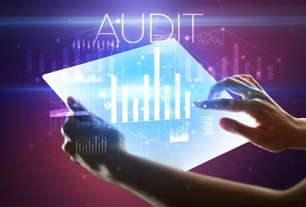 Tableta Futurista Mano Con Inscripción Audit Arriba Concepto Negocio Moderno — Foto de Stock