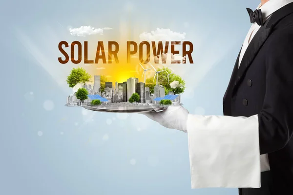 Camarero Que Sirve Ciudad Ecológica Con Inscripción Solar Power Concepto —  Fotos de Stock