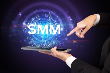 SMM kısaltmalı bir dokunmatik ekran, modern teknoloji kavramı