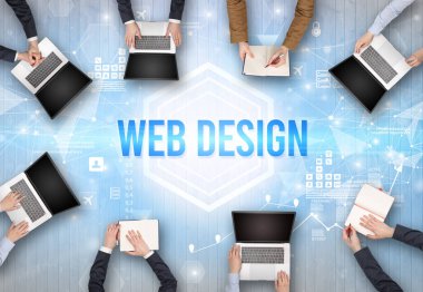 WeB DESIGN yazıtları, modern teknoloji konsepti olan bir ofiste çalışan meşgul insanlar grubu