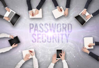 PASSWORD GÜVENLİK içgüdü, web güvenlik kavramı olan bir dizüstü bilgisayarın önünde bir grup insan