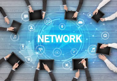Bir grup insan NETworK içgüdü, sosyal ağ konsepti ile toplantı yapıyor