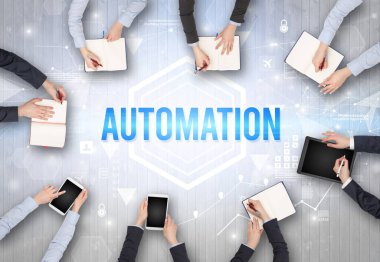 Bir Ofiste Çalışan Meşgul İnsanlar Grubu AUTOMATION yazıtları, modern teknoloji konsepti