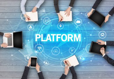 PLATFORM içgüdü, sosyal ağ konsepti ile toplantı yapan bir grup insan