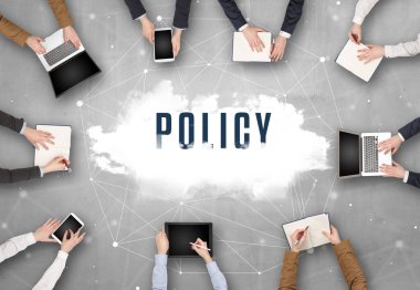 Bir grup insan POLICY ile toplantı yapıyor, web güvenlik kavramı