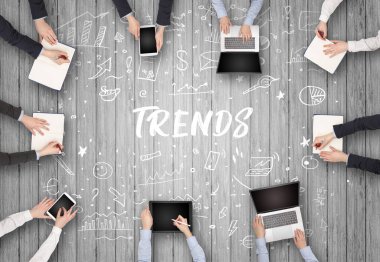 TRENDS yazıtları ve ortak çalışma konseptiyle birlikte çalışan bir grup iş adamı