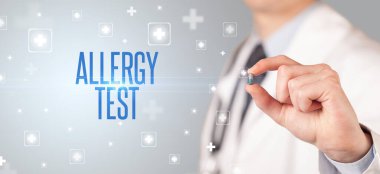 Doktorun ALLERGY TEST yazıtlı, tıbbi konsept içeren bir hap verdiği yakın plan.