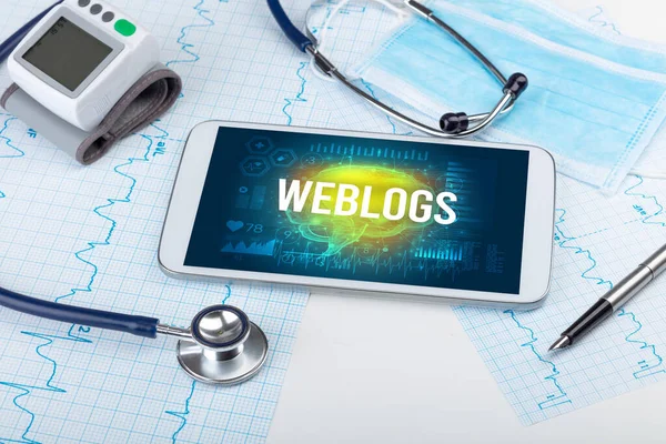 Tablet Und Medizinische Werkzeuge Mit Weblogs Beschriftung Soziales Distanzierungskonzept — Stockfoto
