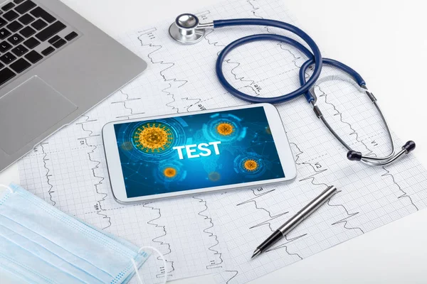 TEST yazıtları ve mikrobiyoloji kavramına sahip bir tabletin yakın plan görüntüsü