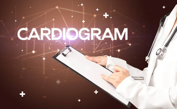 Lékař Vyplňuje Lékařské Záznamy Nápisem Cardiogram Lékařské Pojetí — Stock fotografie