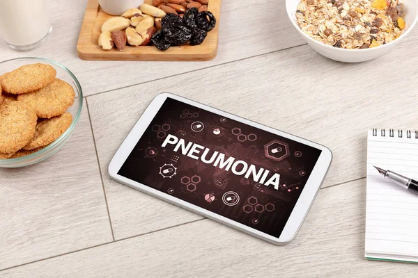Composición Tablet Saludable Con Inscripción Pneumonia Concepto Refuerzo Del Sistema — Foto de Stock