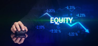 Erkek eli kablosuz çevre ile eşitlik yazılı, modern iş konsepti