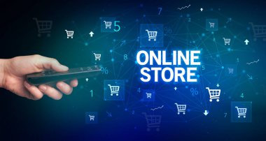 ONLINE STORE yazıtları ve online alışveriş konseptiyle el ele tutuşmak
