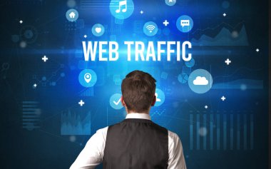 WeB TRAFFIC yazıtlı bir işadamının arka görünüşü, modern teknoloji kavramı