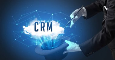 Sihirbaz, CRM kısaltması, modern teknoloji konseptiyle sihirbazlık numarası yapıyor.