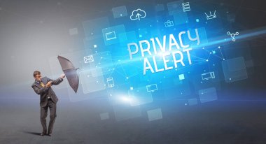 Siber saldırıya karşı şemsiyeyle savunma yapan işadamı ve özel yazı, çevrimiçi güvenlik kavramı