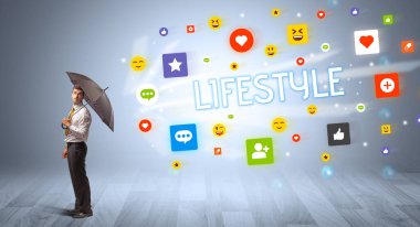 LIFESTYLE yazıtları ve sosyal ağ kavramından şemsiyeyle savunma yapan yakışıklı iş adamı