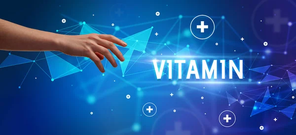 Vitamin碑文 医学的概念を指すクロップドハンドのクローズアップ — ストック写真