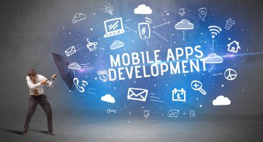 MOBILE Uygulamalarından şemsiyeyle savunma yapan işadamı DEVELOPMENT yazıtları, modern teknoloji kavramı