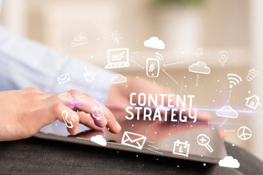 KONUŞAN STRATEJY yazıtları ile Sosyal Ağ Kullanan Bir Kişinin Yakın Çekimi