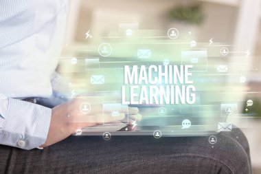 Bir tabletin yakın plan araştırması MACHINE Yazı, modern teknoloji konsepti