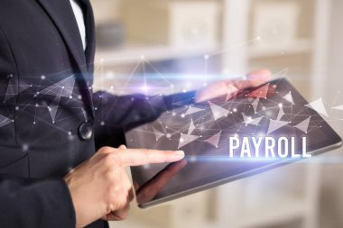 PAYROLL yazıtlı tablet kullanarak ellerini kapat, modern iş teknolojisi kavramı