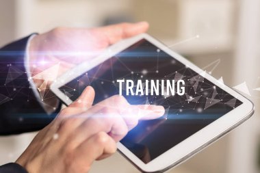 Eğitimli tablet kullanarak ellerinizi kapatın, modern iş teknolojisi kavramı.