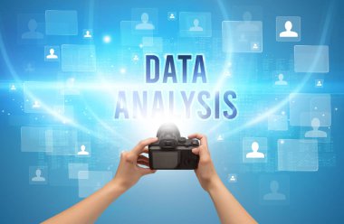 DATA ANALYSIS yazıtlı el kamerasının yakın çekimi, video izleme konsepti