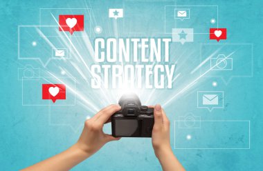 CONTENT STRATEGY yazıtları, sosyal medya kavramı ile fotoğraf çeken bir elin yakın çekimi