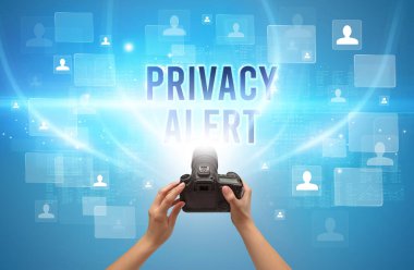 Özel ALERT yazıtlı el kamerasının yakın çekimi, video izleme konsepti