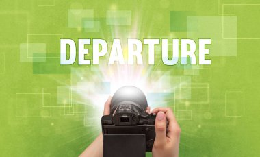 DEPARTURE yazıtları ve seyahat konseptiyle el kamerasının yakın çekimi
