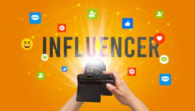 INFLUENCER yazıtlı sosyal medya içeriğini yakalamak için kamera kullanmak, sosyal medya içeriği kavramı
